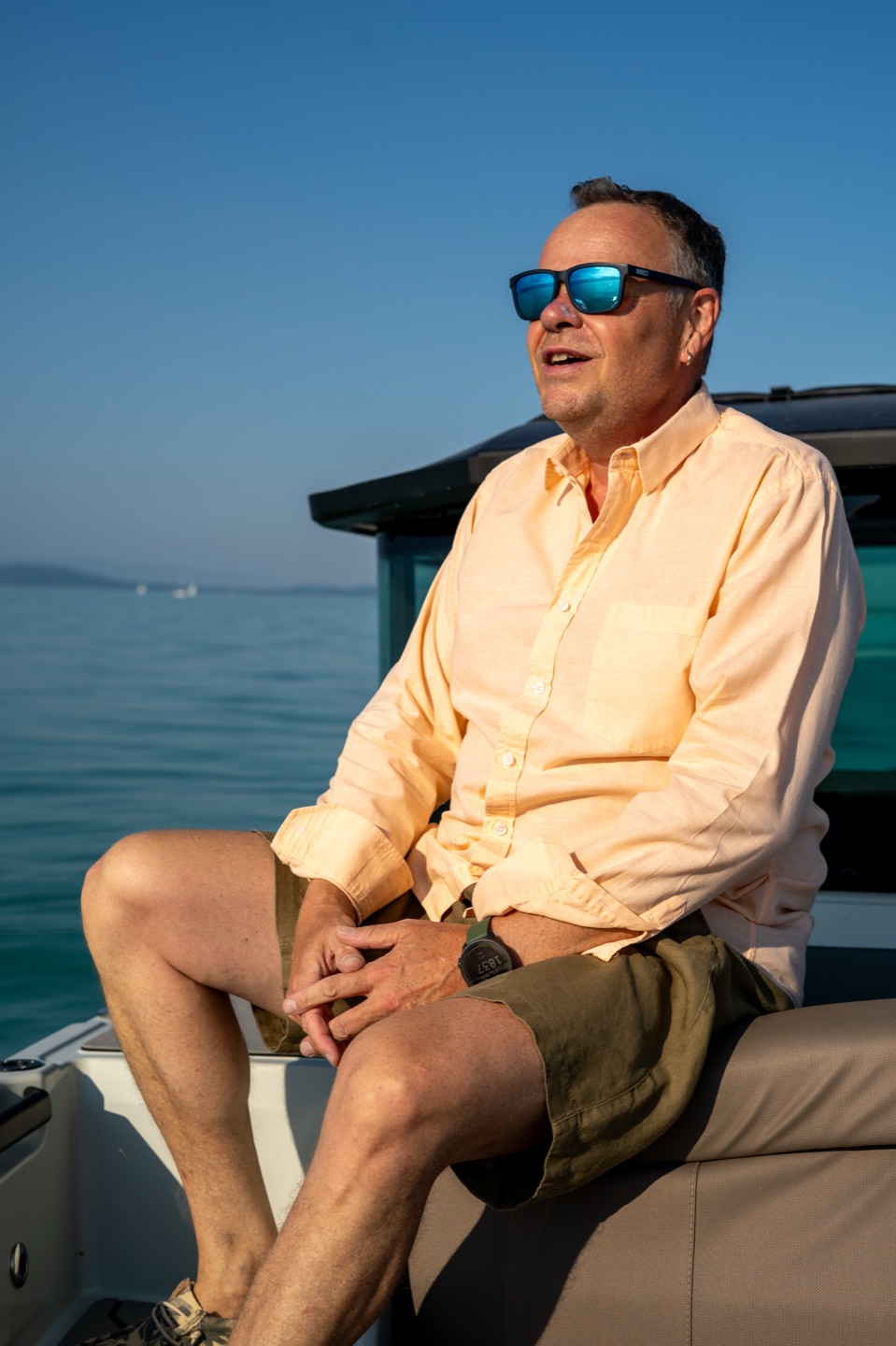 Patrick Haueter, Gründer und CEO von swissnautix, auf einem Boot vor maritimem Hintergrund